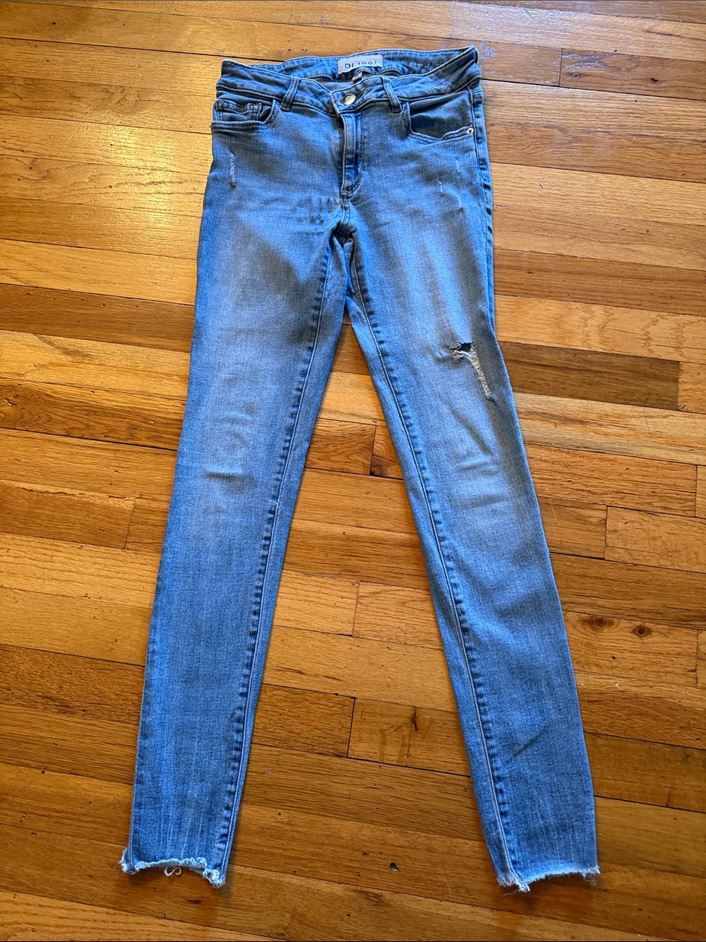 DL1961 Women's Medium Wash Skinny Jeans with Distressed Knee